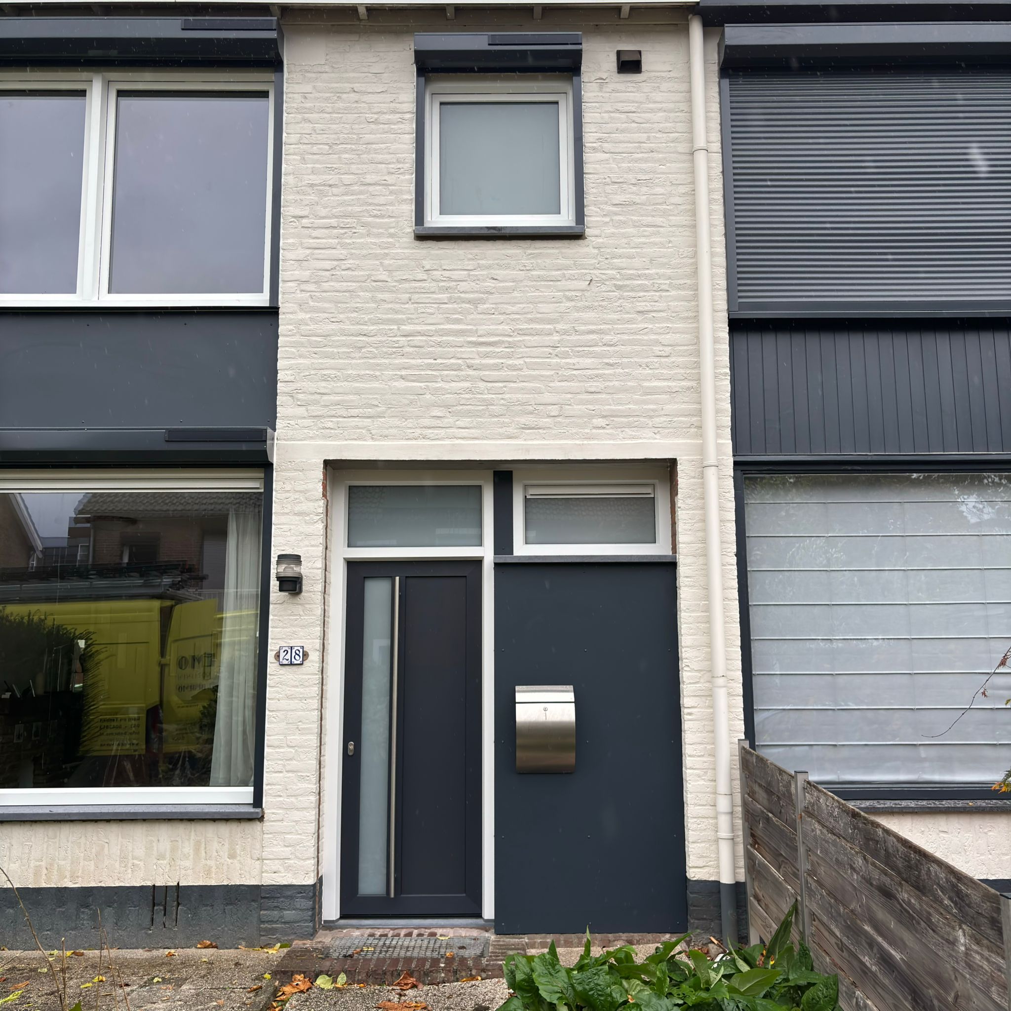 kunststof voordeur en badkamer raam